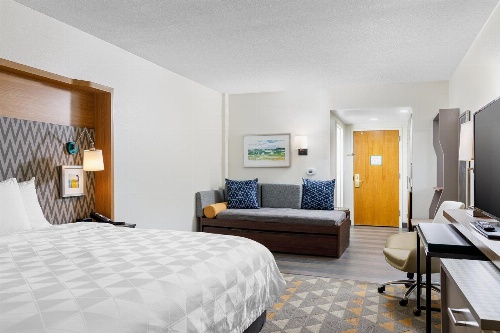 Holiday Inn Cleveland image 2